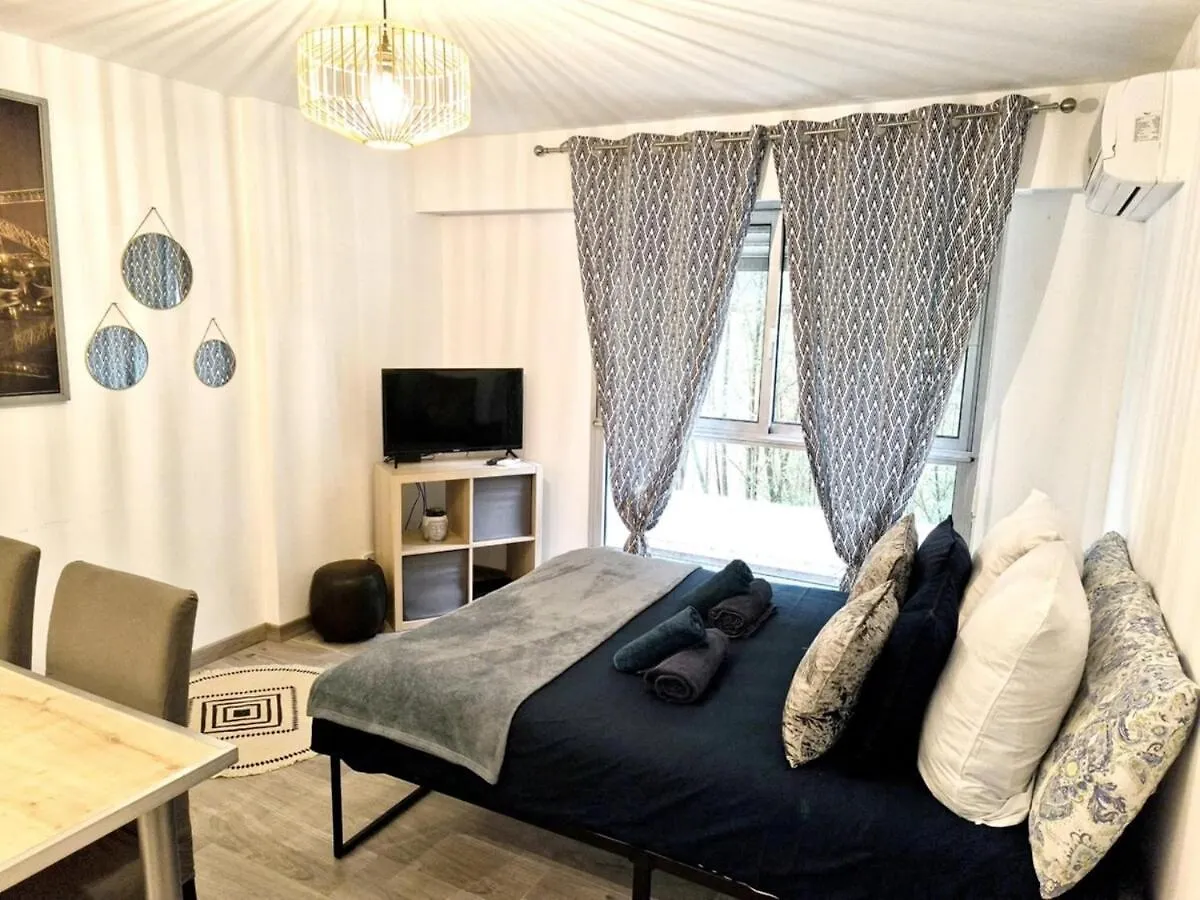Cosy Studio Avec Piscine Residentielle & Proche Centre Ville Cannes 0*,  Franciaország